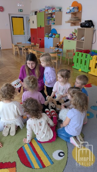 Biblioteka Gorlice, Bibliotekarka czyta kolejną książkę